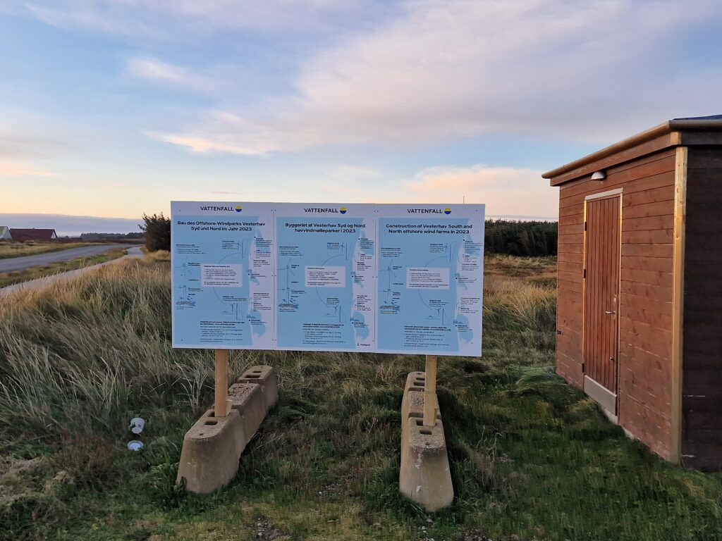 Byggeriskilt ved Vesterhavet